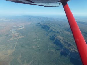 Blick aus dem reddoctors-Flugzeug hinunter auf eine afrikanische Landschaft