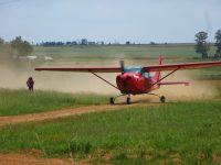 P1020265 Flugzeug auf der Landebahn